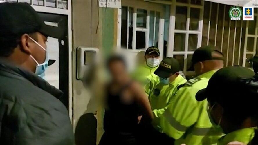 Los capturados fueron identificados como Carolina Galán, madre de Sara Sofía, y Nilson Díaz. Foto: Captura de video