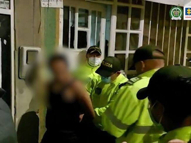 Los capturados fueron identificados como Carolina Galán, madre de Sara Sofía, y Nilson Díaz. Foto: Captura de video