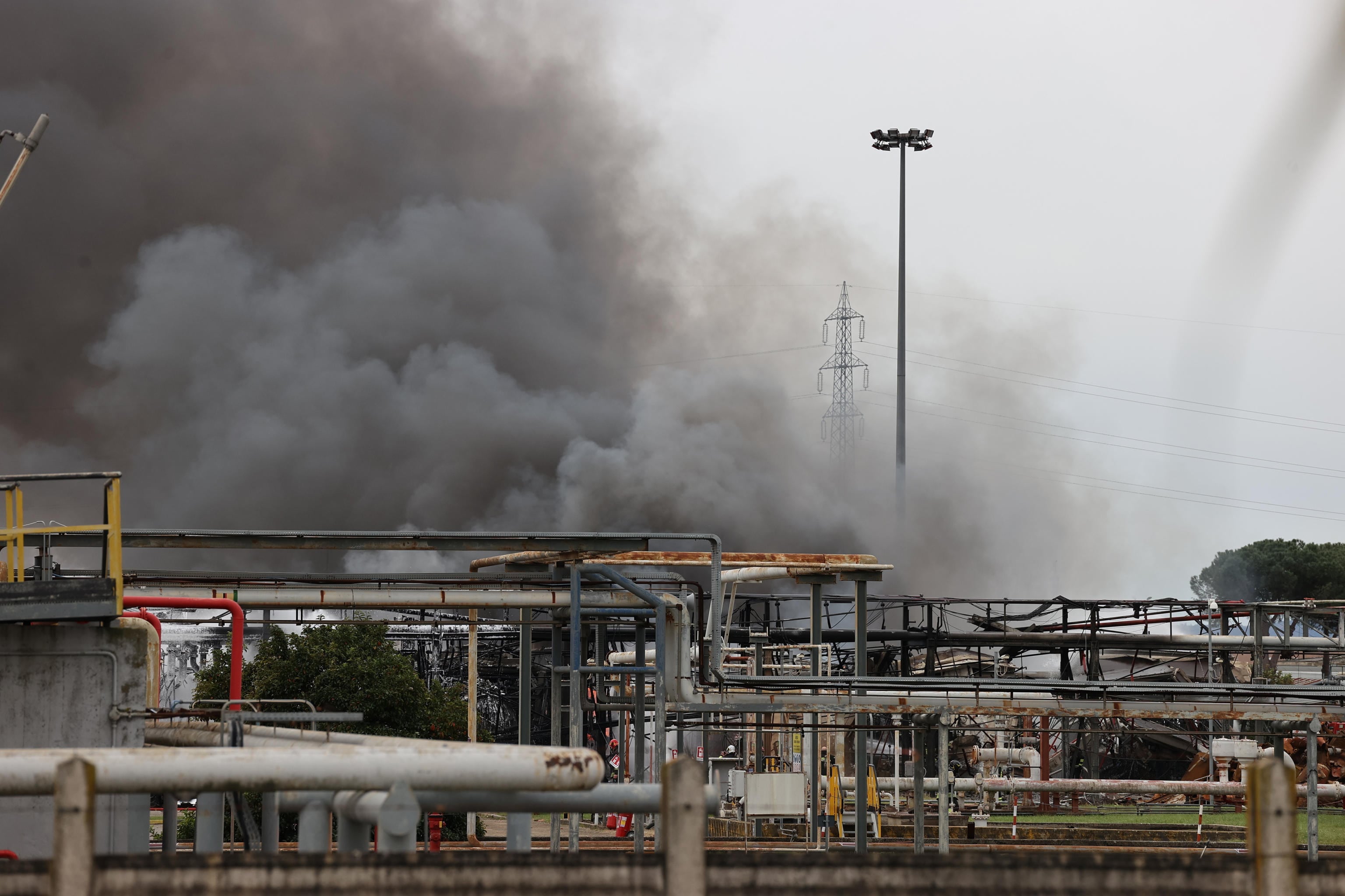 Explosión de una refinería en Italia. I Foto: EFE/EPA/CLAUDIO GIOVANNINI.