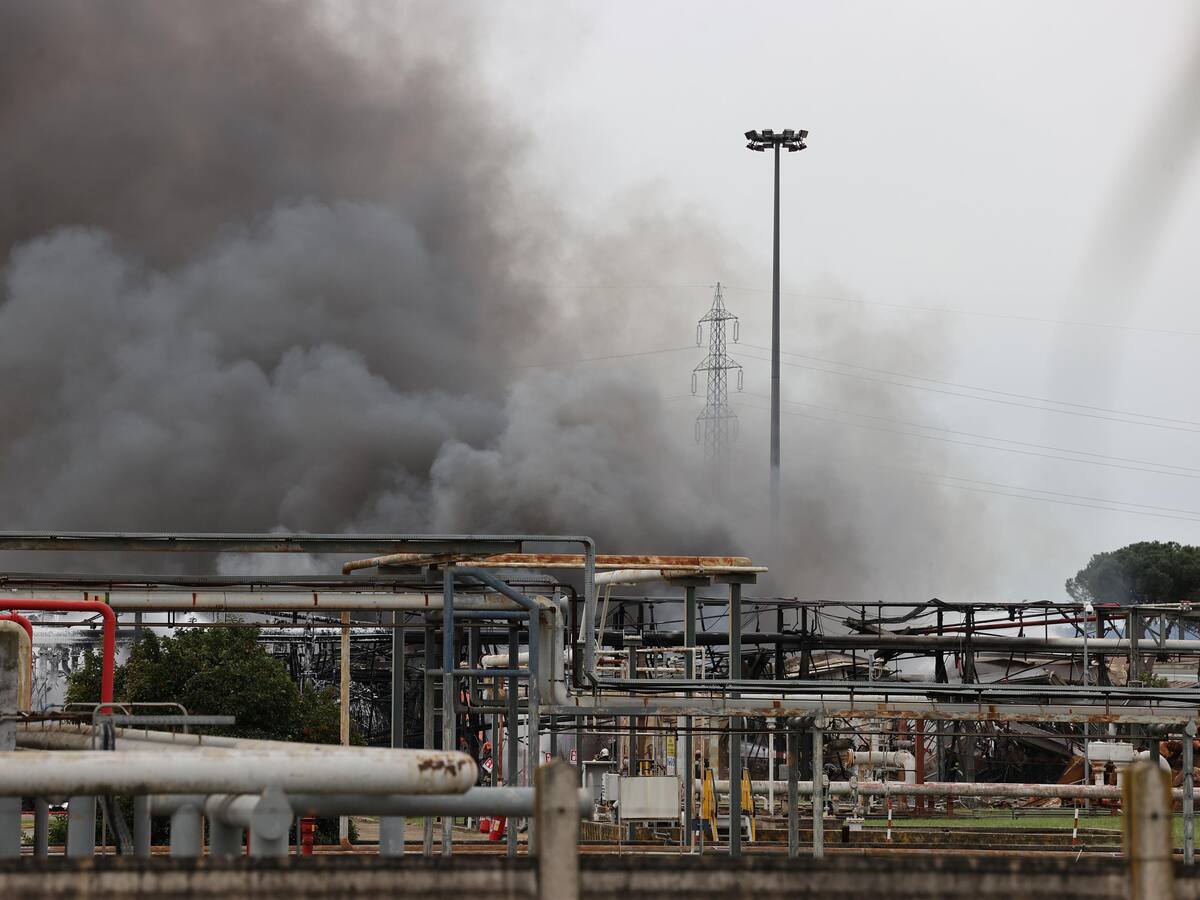 Fuerte explosión de una refinería dejó ocho heridos y dos muertos en Italia