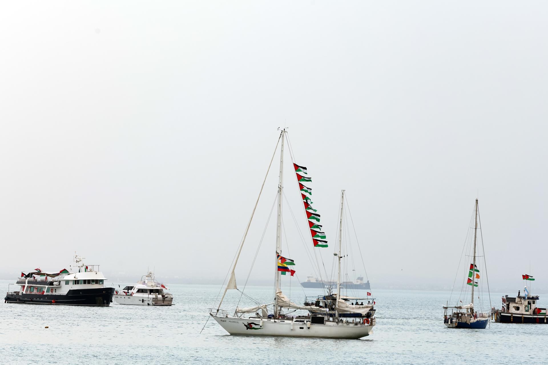 Embarcación de la Flotilla Sumud rumbo a Gaza fue atacada en el puerto de Túnez. Foto: EFE/EPA/MOHAMED MESSARA