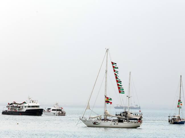 Embarcación de la Flotilla Sumud rumbo a Gaza fue atacada en el puerto de Túnez. Foto: EFE/EPA/MOHAMED MESSARA