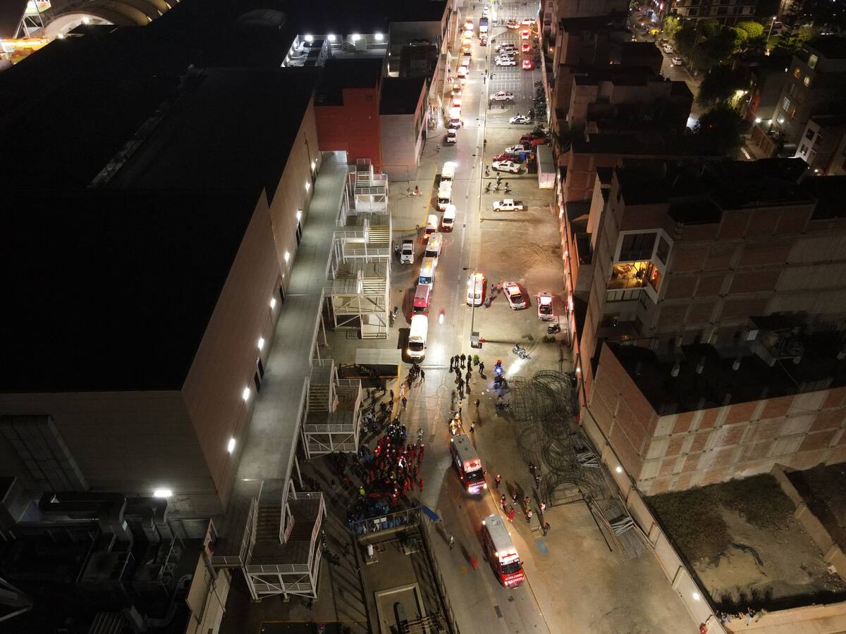 Subieron a cuatro los muertos tras desplomarse parte del techo de un centro comercial en Perú