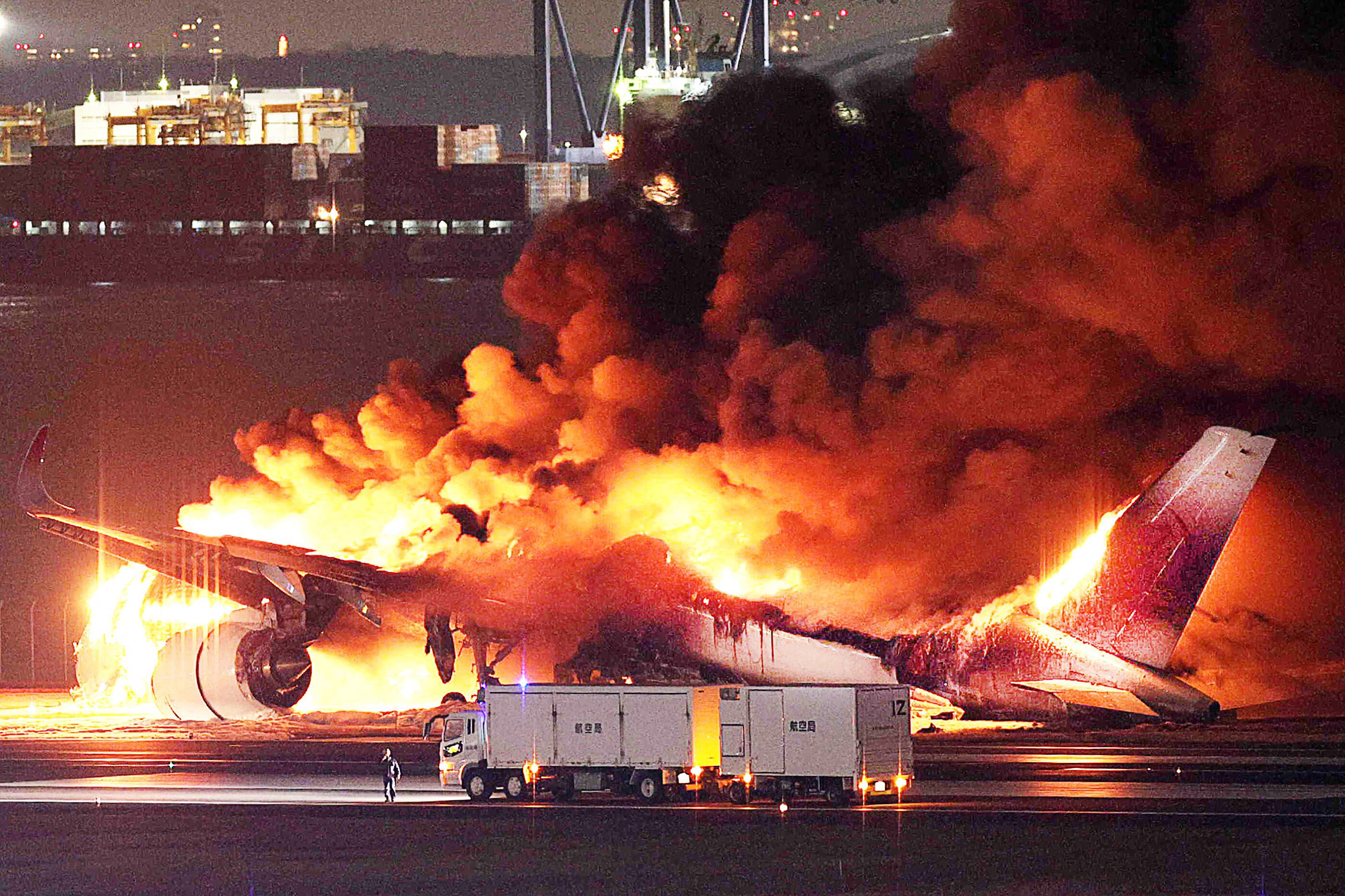 Avión incendiado en Tokio, Foto: EFE

(Foto:  STR/JIJI PRESS/AFP via Getty Images)