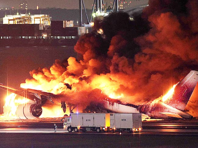 Avión incendiado en Tokio, Foto: EFE

(Foto:  STR/JIJI PRESS/AFP via Getty Images)