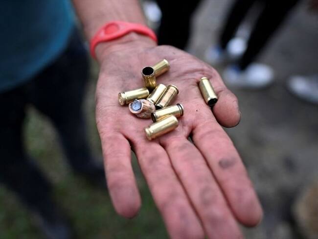 Avanzan investigaciones contra policías que acompañaron a civiles armados en Cali