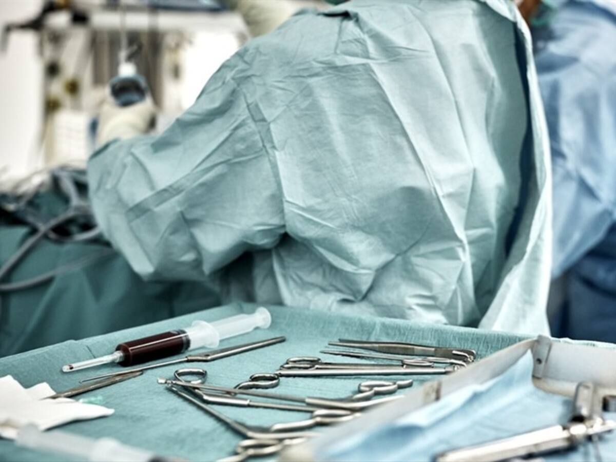 Médicos hallan un kilo de clavos y tornillos en estómago de paciente