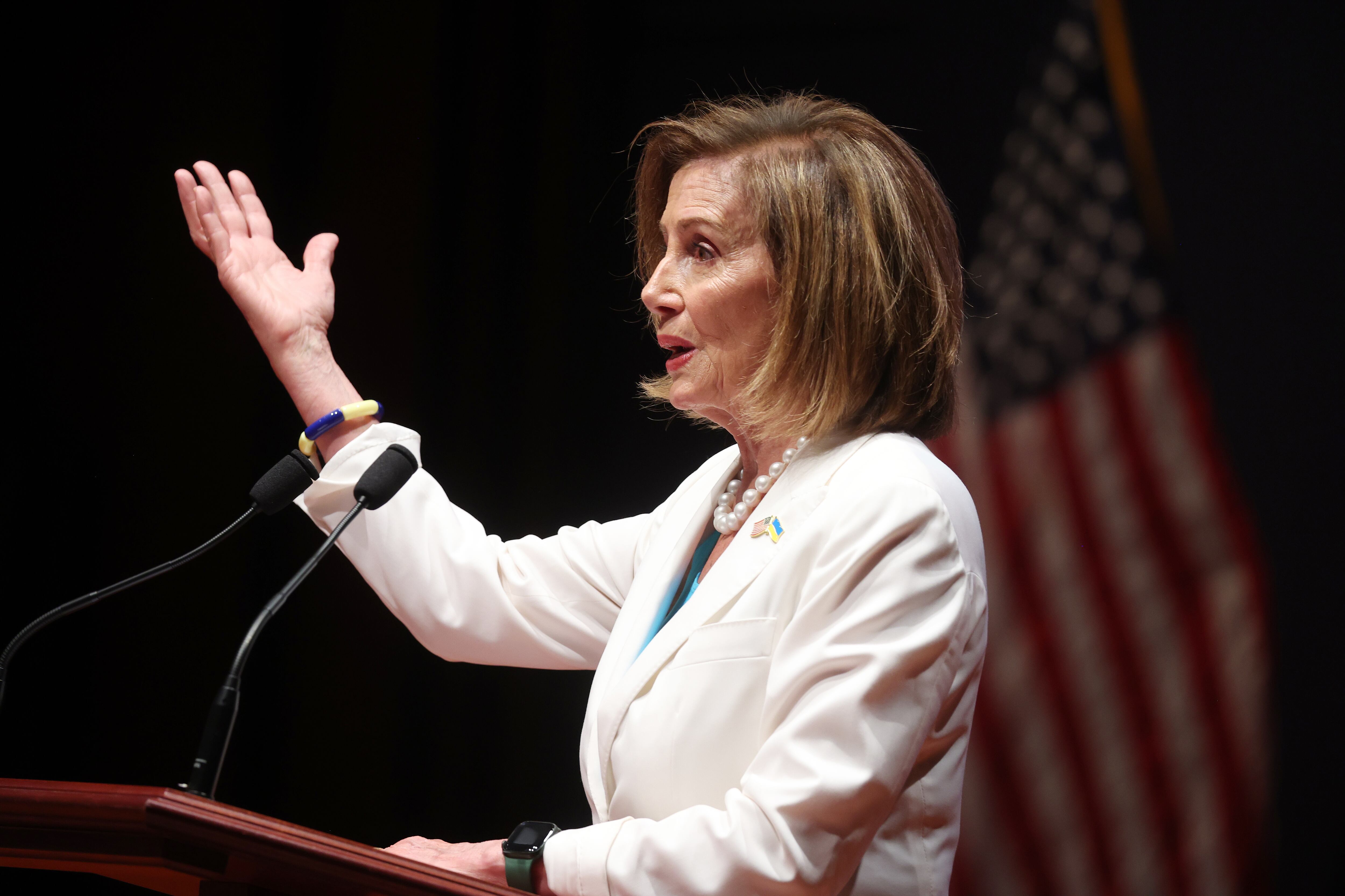 Nancy Pelosi, presidenta de la Cámara de Representantes de Estados Unidos, se dirige ante el Capitolio. Washington, 20 de julio de 2022. (Photo by Michael Reynolds-Pool/Getty Images)