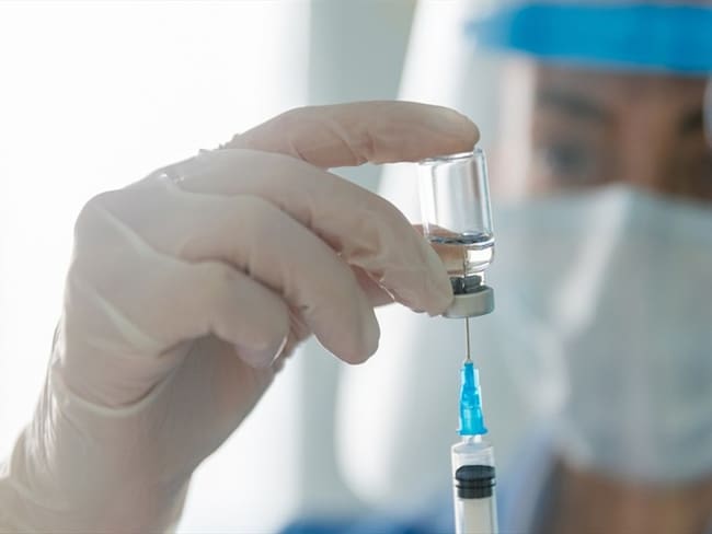 En la primera fase se debía vacunar únicamente al personal de la primera línea de atención al COVID-19. Foto: Getty Images / HISPANOLISTIC