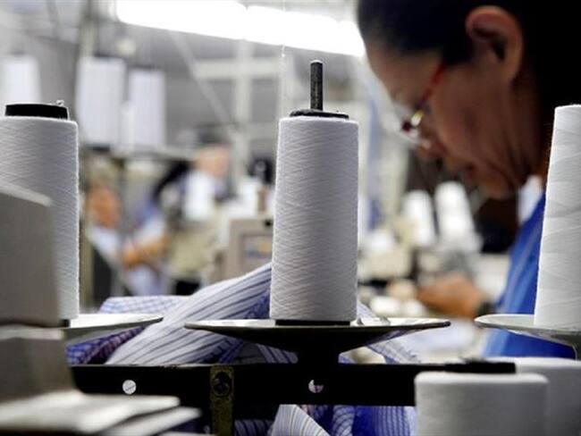 Sigue la W conoció un concepto del 2019 en el que se rechazaron los artículos que aprobó el Congreso que establecían aranceles para las confecciones que se importaran al país. . Foto: Colprensa