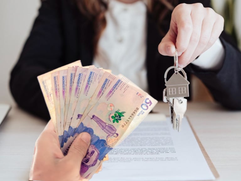 Pesos colombianos y llave de un hogar, imagen de referencia - Getty Images