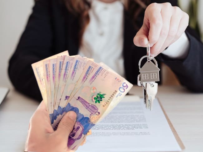 Pesos colombianos y llave de un hogar, imagen de referencia - Getty Images