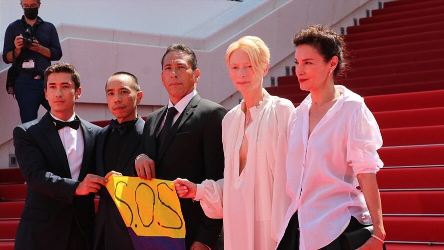 Actores de la película 'Memoria' sosteniendo bandera colombiana en la alfombra roja del Gran Teatro Lumiere en Cannes. Foto: The Film Agency