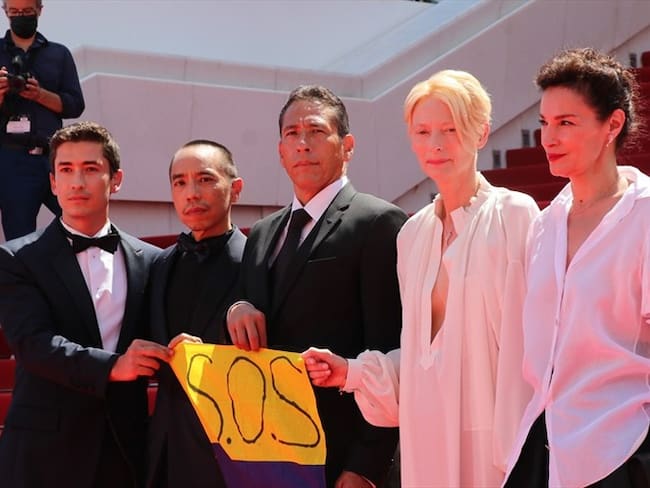 Actores de la película &#039;Memoria&#039; sosteniendo bandera colombiana en la alfombra roja del Gran Teatro Lumiere en Cannes. Foto: The Film Agency