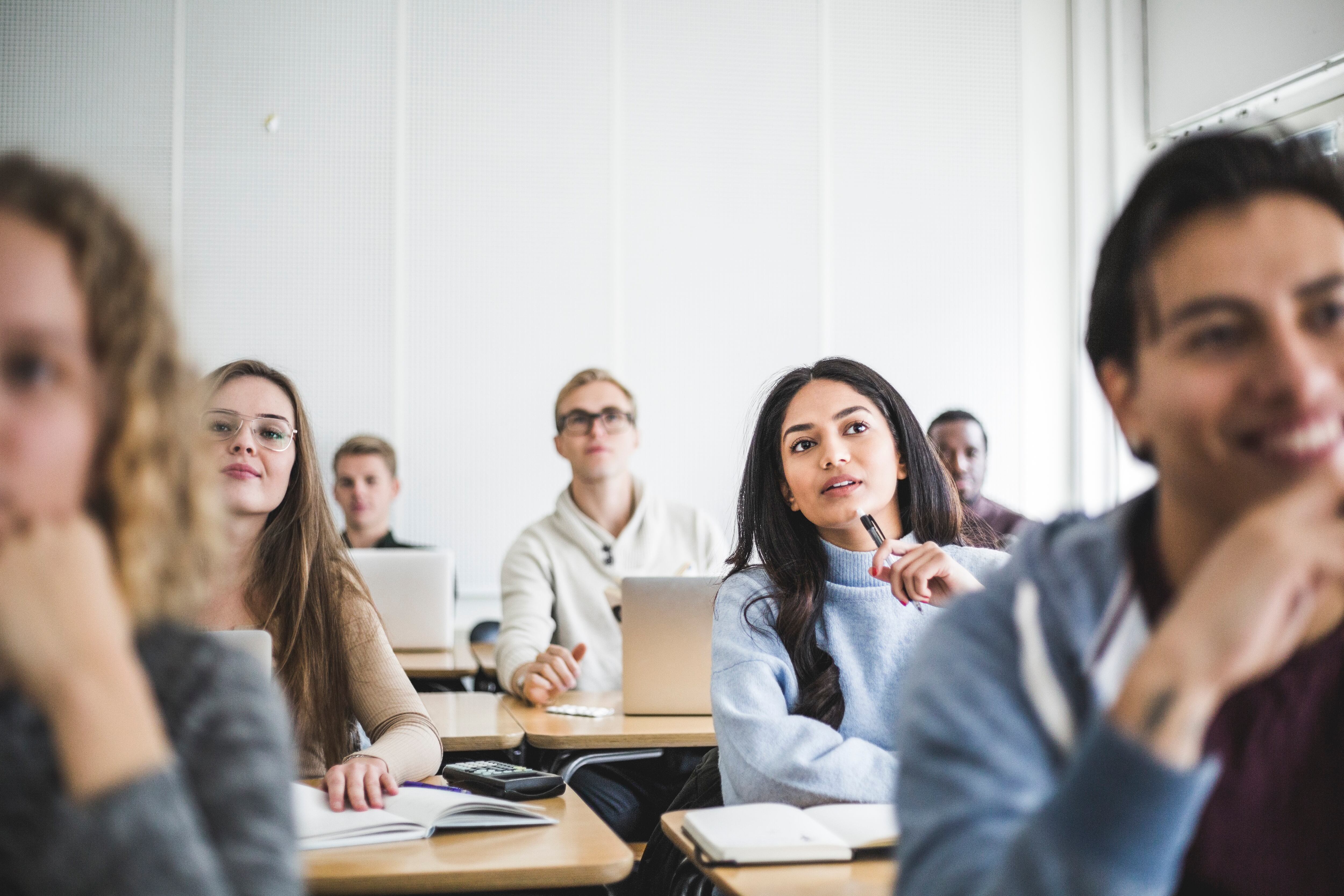 Estudiantes universitarios en el aula de clase (Foto vía Getty Images)