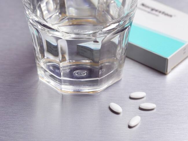 El contralor general de la República, Carlos Felipe Córdona, denunció el recobro de medicamentos que exceden hasta en 8.000% el precio máximo permitido. Foto: Getty Images / PETER DAZELEY