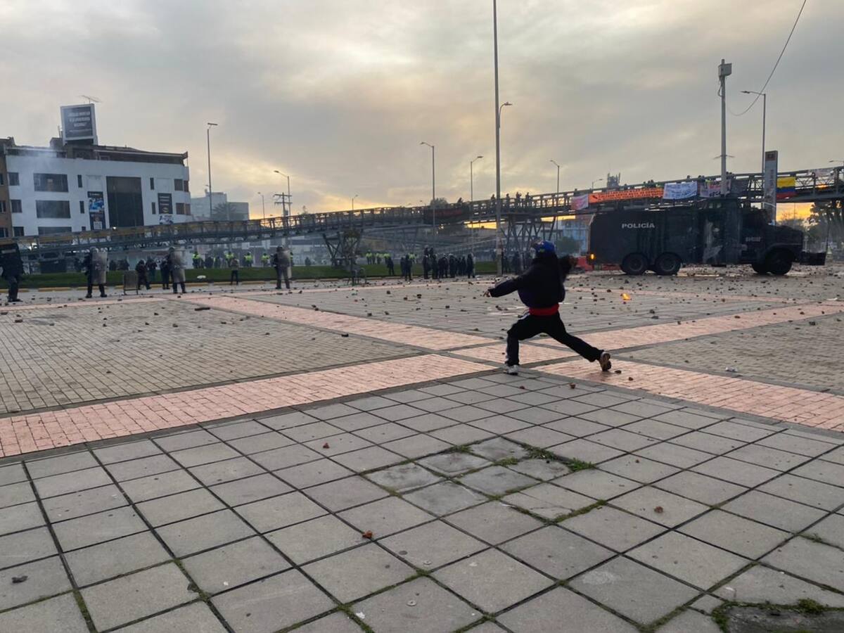 Videos: Fuertes enfrentamientos se registraron en la Universidad Nacional entre protestantes y el ESMAD