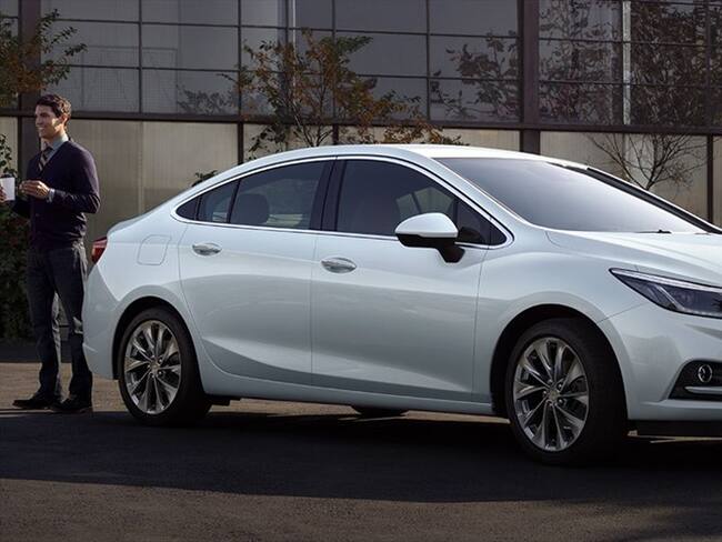 LEGAL : “Foto referencial, las versiones y accesorios pueden no coincidir con las disponibles en Colombia”.