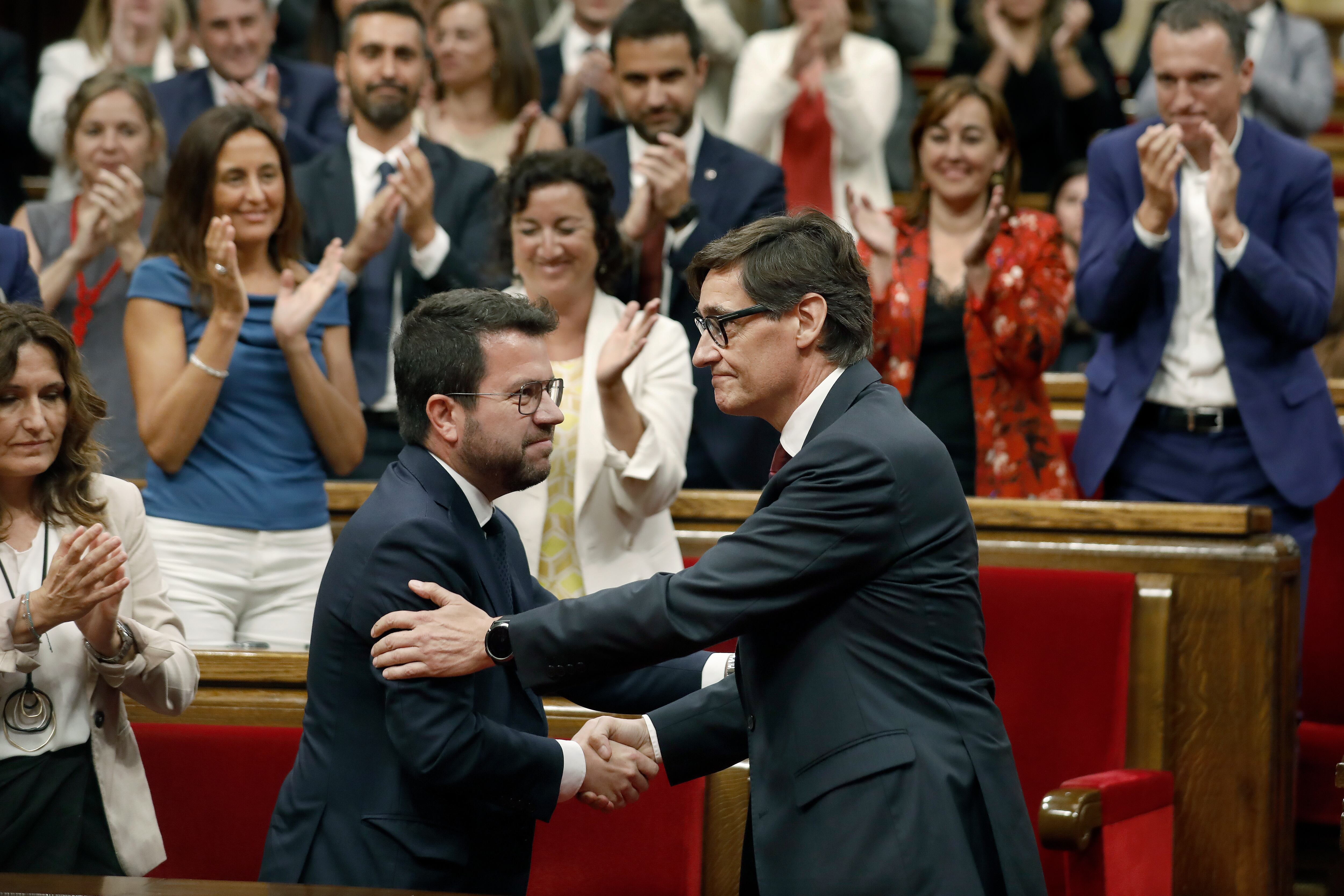 -FOTODELDÍA- BARCELONA, 08/08/2024.- El candidato y líder del PSC Salvador Illa (d) saluda a Pere Aragonés tras ser investido president durante el pleno del debate de investidura que se celebra este jueves en el Parlament de Catalunya. EFE/Andreu Dalmau