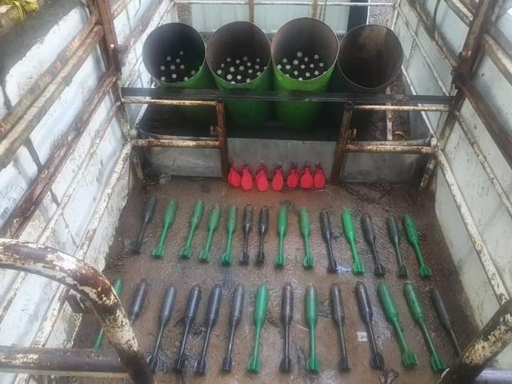 El automotor transportaba 112 grandas de 60 milímetros fabricadas artesanalmente y cuatro rampas para el lanzamiento de las mismas. Crédito: Policía Cauca.