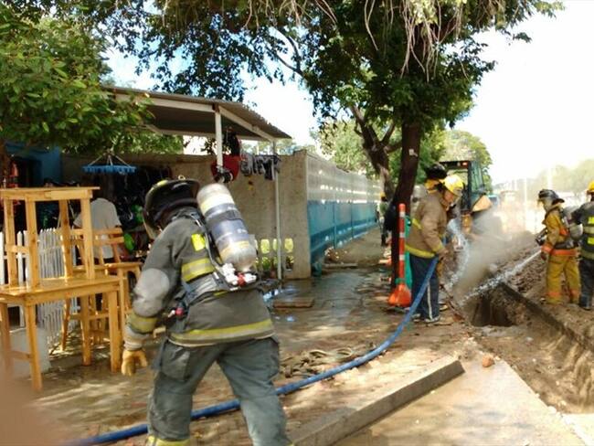 Emergencia en barrio de Santa Marta por ruptura de tubería de gas. Foto: Cortesía Bomberos Santa Marta