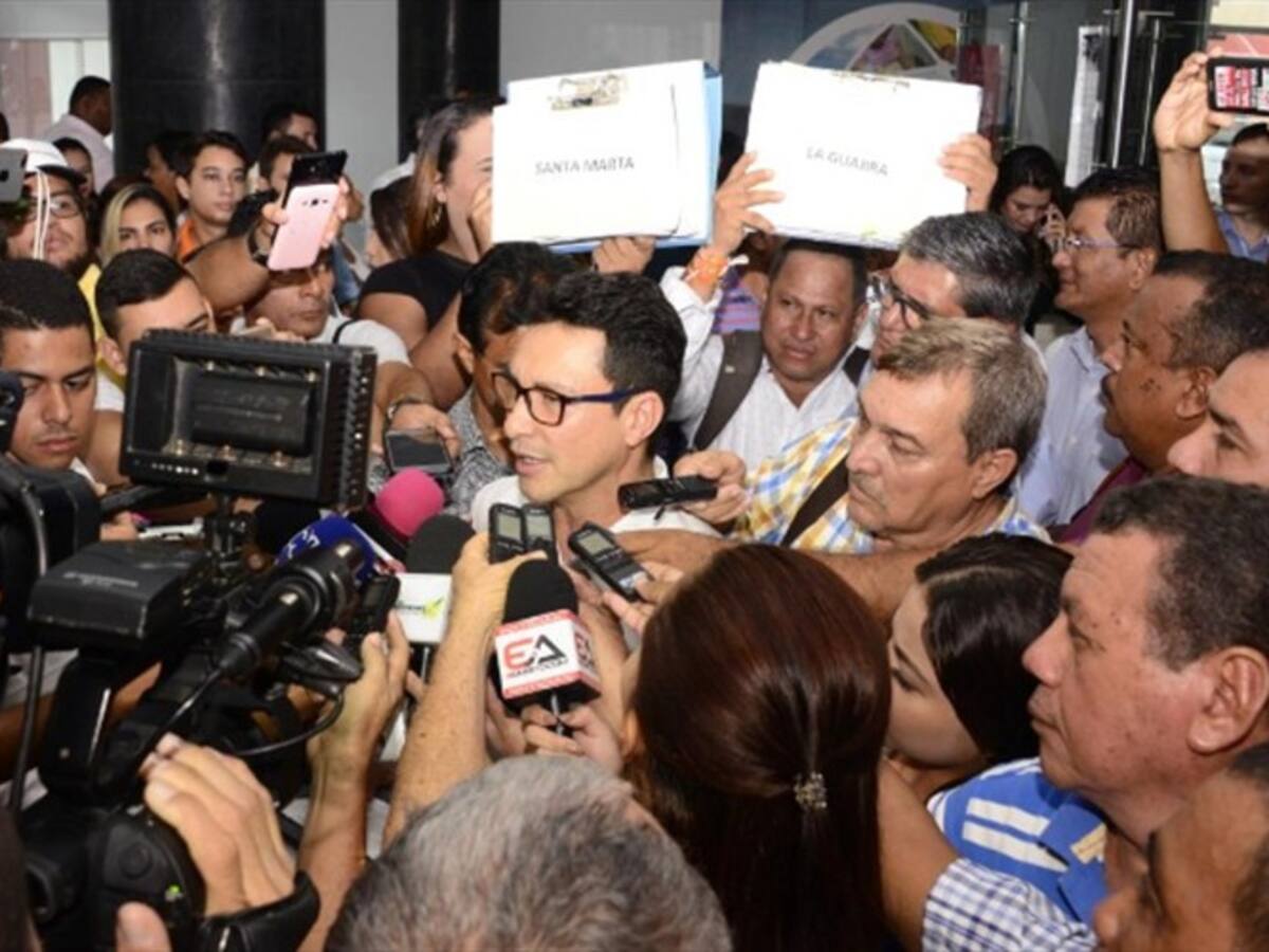 Carlos Caicedo presentó firmas que buscan frenar el alza en las tarifas de energía