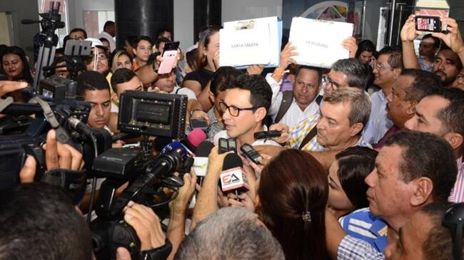 Carlos Caicedo presentó cerca de mil firmas en nombre de diferentes organizaciones sociales, sindicales y gremiales de diferentes departamentos de la región Caribe. Foto: Silvana Salas (W Radio)