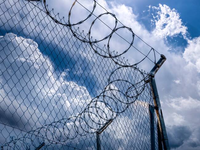 Imagen de referencia de rejas metálicas de una cárcel. Foto: Getty Images