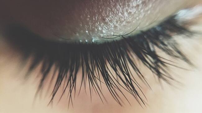 Las lluvias, los vientos o el tiempo seco y en los que pueden aparecer alergias y molestias propias de la presencia del polen.. Foto: Getty Images