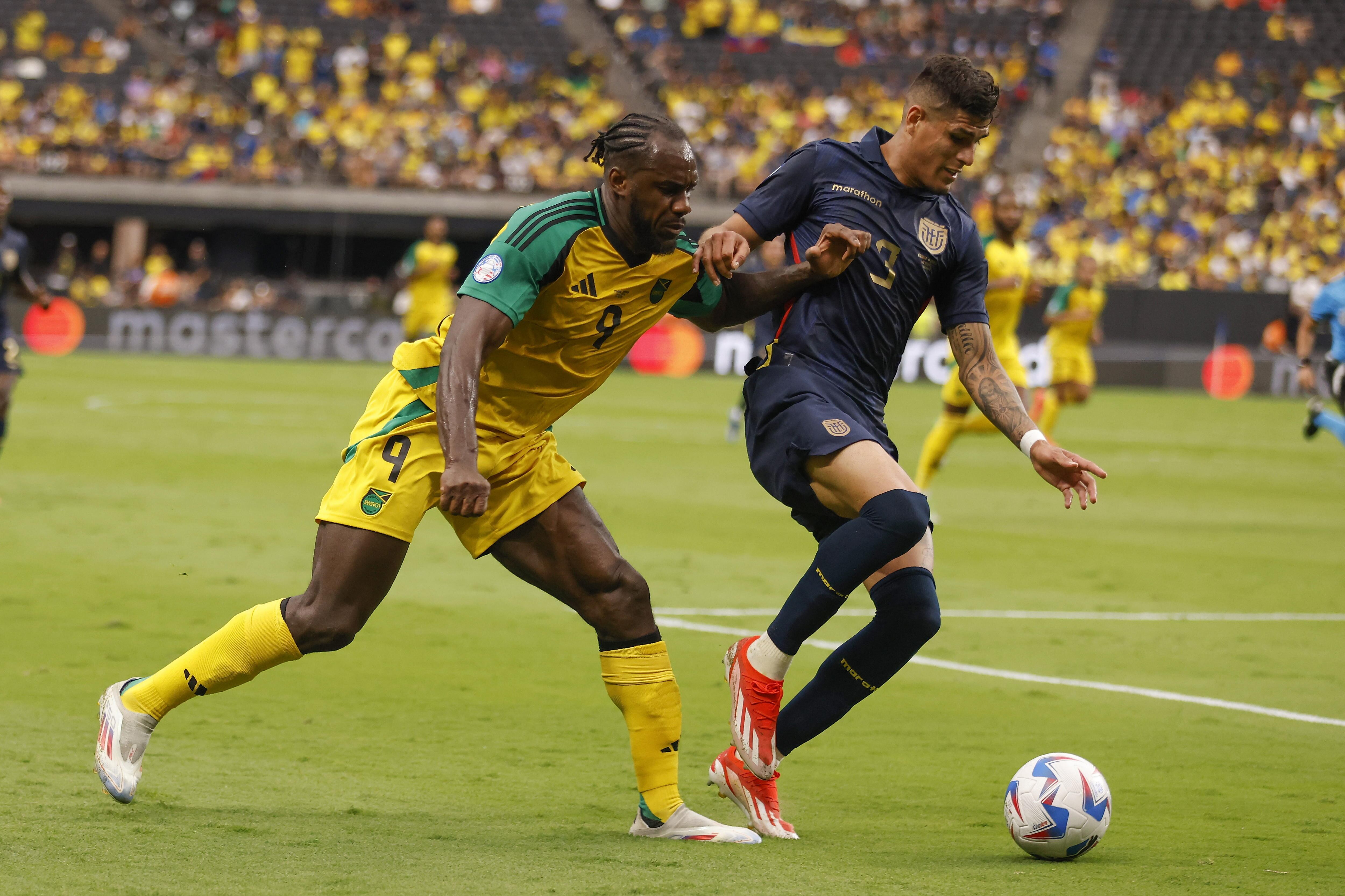 Paradise (United States), 26/06/2024.- Jamaica forward Michail Antonio (L) and Ecuador defender Piero Hincapie (R) battle for the ball during the first half of the CONMEBOL Copa America 2024 group B match between Ecuador and Jamaica, in Paradise, Nevada, USA, 26 June 2024. EFE/EPA/CAROLINE BREHMAN