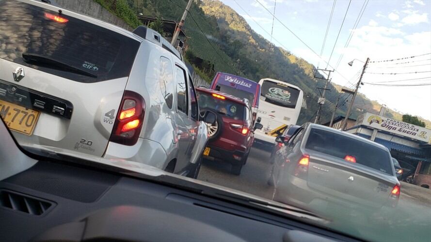 Un incidente vial causó enorme afectación durante la noche del viernes 27 y la mañana del sábado 28. Foto: @jortizbel en Twitter