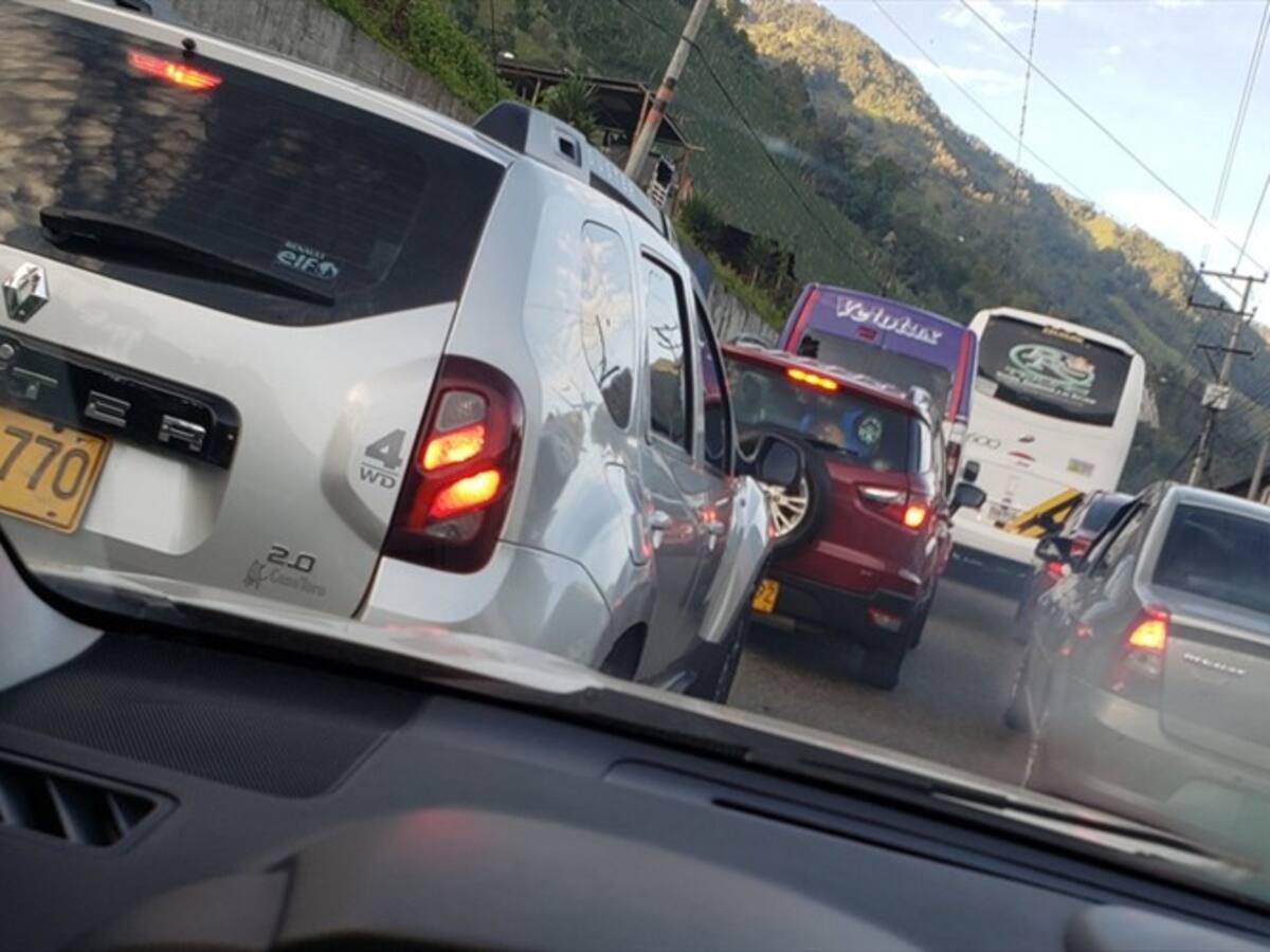 Camión volcado en La Línea produjo un monumental trancón