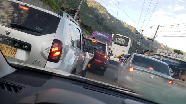Un incidente vial causó enorme afectación durante la noche del viernes 27 y la mañana del sábado 28. Foto: @jortizbel en Twitter