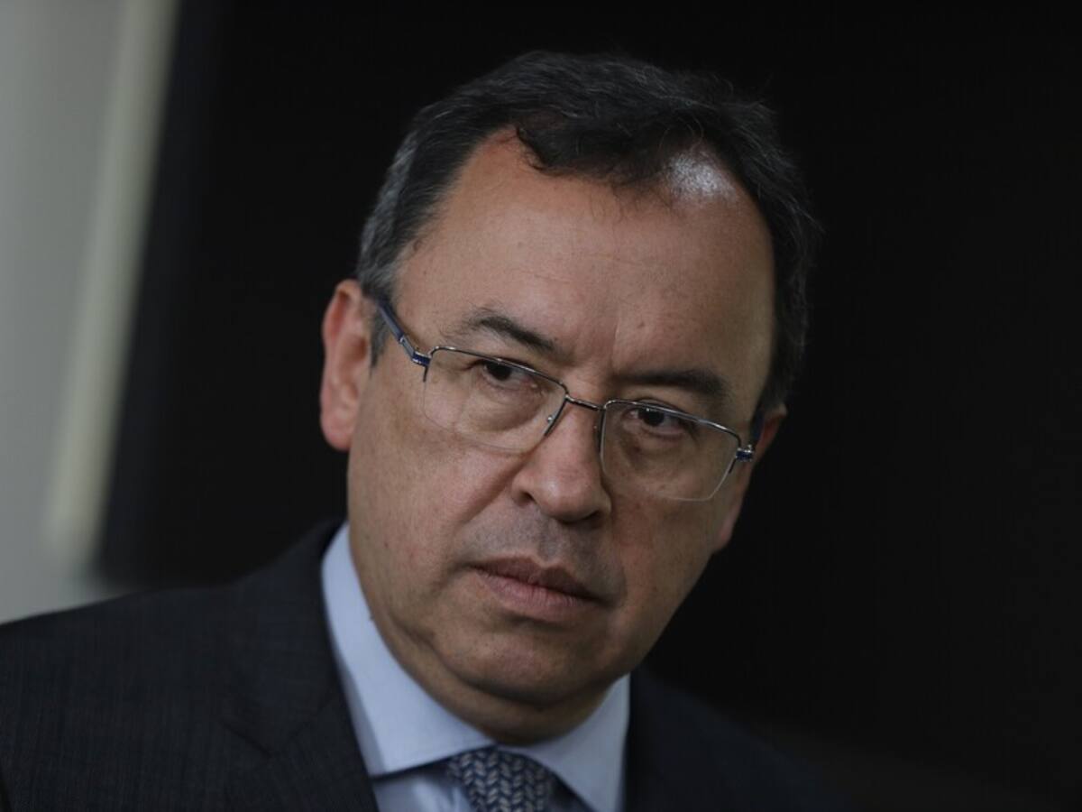 Los colombianos nos van a quedar al garete frente a bandas criminales: MinInterior