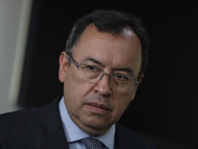 Los colombianos nos van a quedar al garete frente a bandas criminales: MinInterior