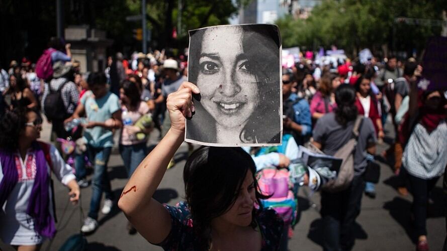 Miles de mujeres marchan durante la manifestación llamada 'Movilización nacional contra la violencia sexista' en la ciudad de México, México, el 24 de abril de 2016. Foto: Agencia Anadolu