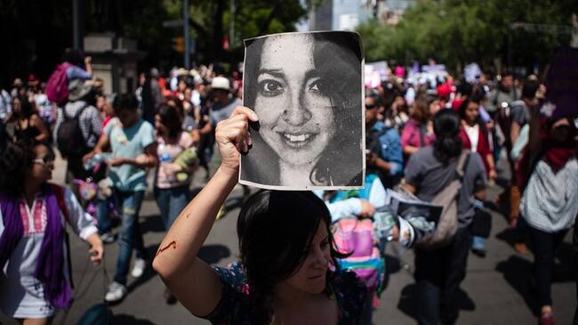 Miles de mujeres marchan durante la manifestación llamada 'Movilización nacional contra la violencia sexista' en la ciudad de México, México, el 24 de abril de 2016. Foto: Agencia Anadolu