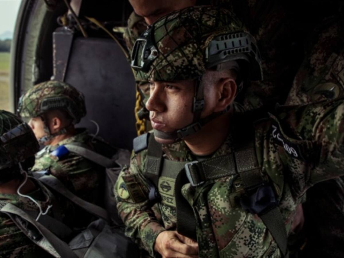 Ejército responde a polémica citación a periodista por columna contra cánticos misóginos