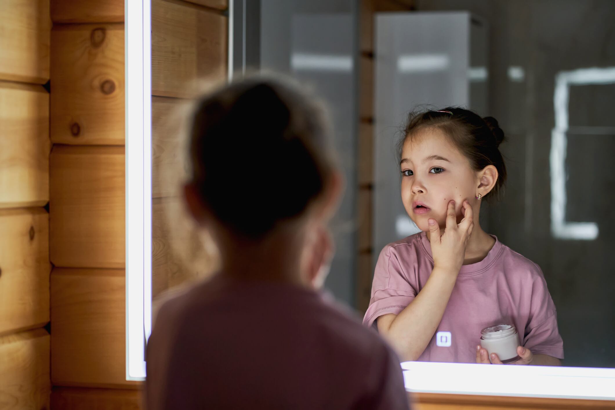Niña aplicándose crema en la cara imagen de referencia. Foto: Getty Images.
