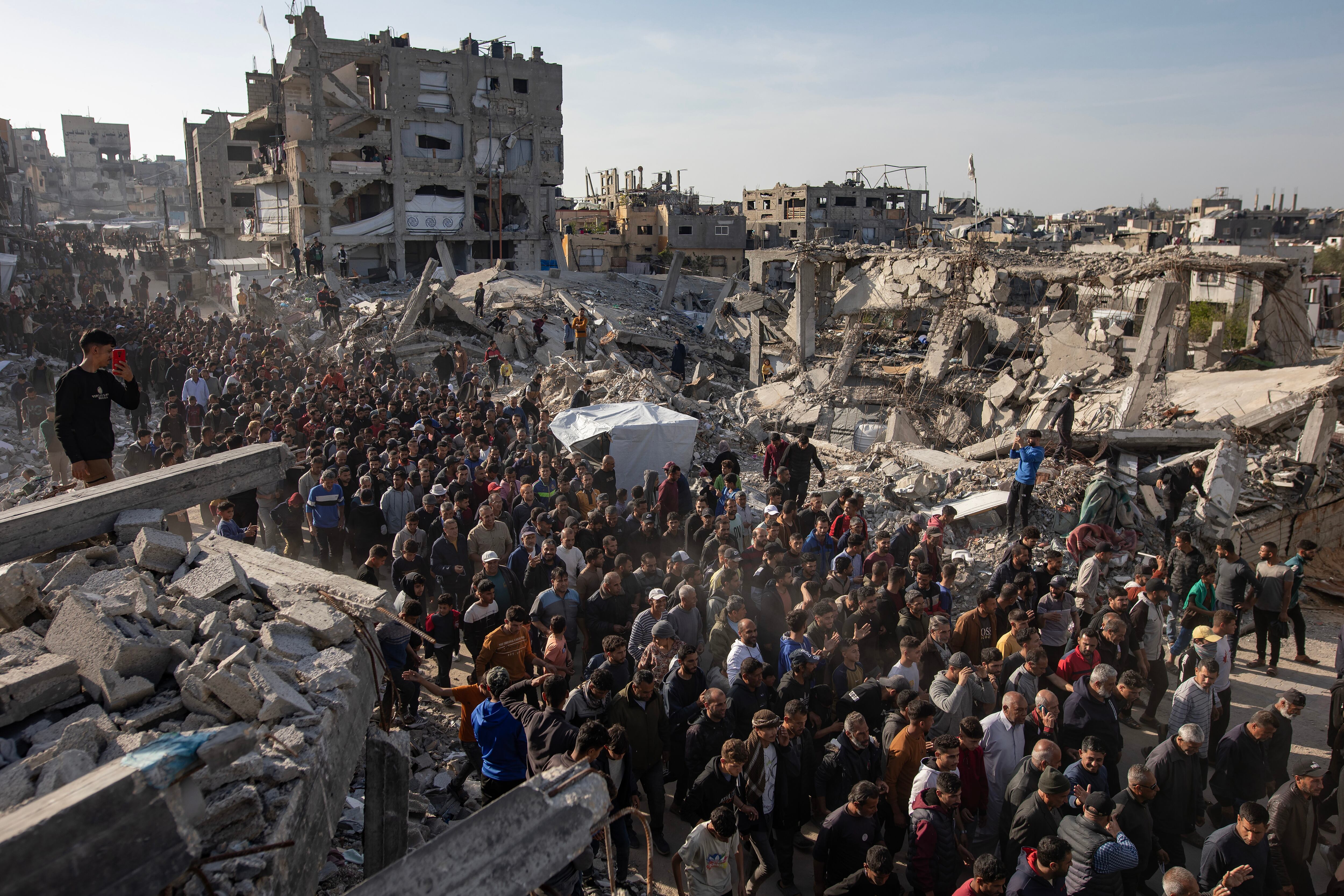 Palestinos protestan contra Hamás mientras se reúnen entre los escombros de los edificios destruidos para exigir el fin de la guerra. FOTO: EFE/EPA/HAITHAM IMAD