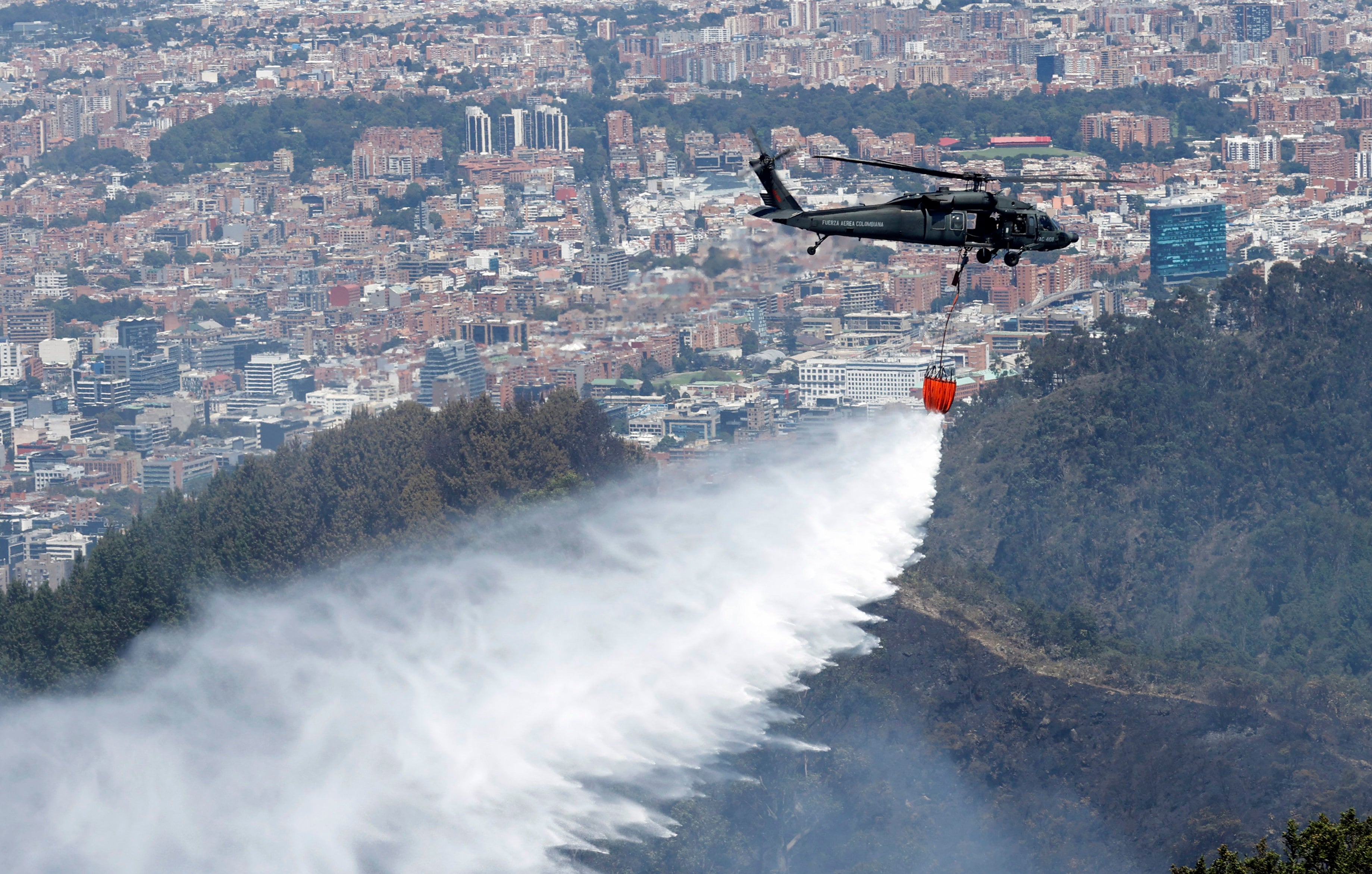 Incendio en los cerro orientales de Bogotá | Foto: EFE