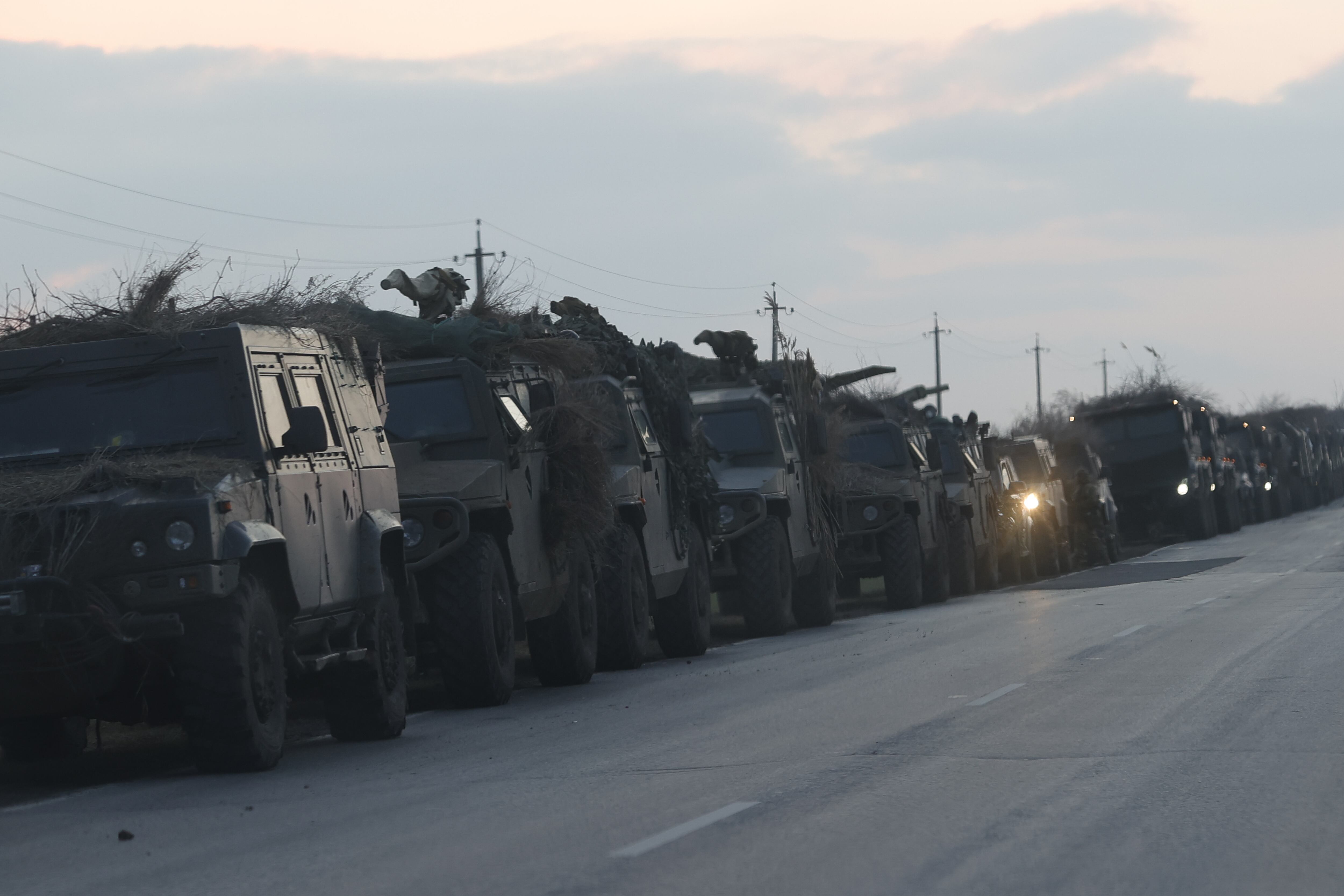 Foto de referencia de tanques militares rusos entrando por la zona de Donbás, Ucrania, el pasado 24 de febrero de 2022. (Photo by Stringer/Anadolu Agency via Getty Images)