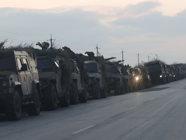 Foto de referencia de tanques militares rusos entrando por la zona de Donbás, Ucrania, el pasado 24 de febrero de 2022. (Photo by Stringer/Anadolu Agency via Getty Images)