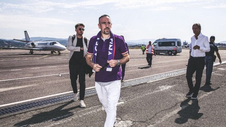 Ribéry llegó este miércoles al aeropuerto de Florencia y fue recibido por un gran número de seguidores del equipo de la Serie A. Foto: Twitter: @FranckRibery.