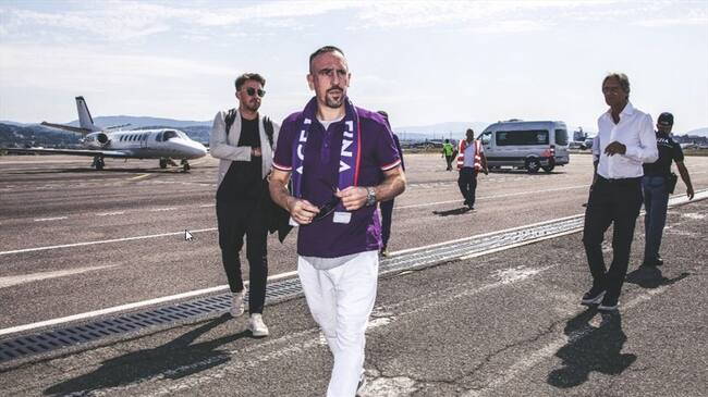 Ribéry llegó este miércoles al aeropuerto de Florencia y fue recibido por un gran número de seguidores del equipo de la Serie A. Foto: Twitter: @FranckRibery.