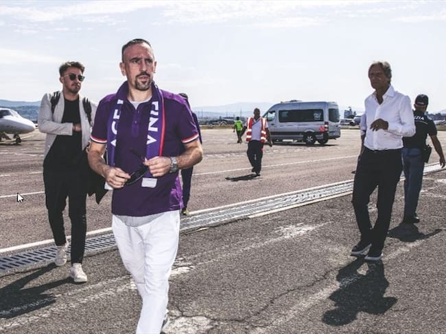 Ribéry llegó este miércoles al aeropuerto de Florencia y fue recibido por un gran número de seguidores del equipo de la Serie A. Foto: Twitter: @FranckRibery.