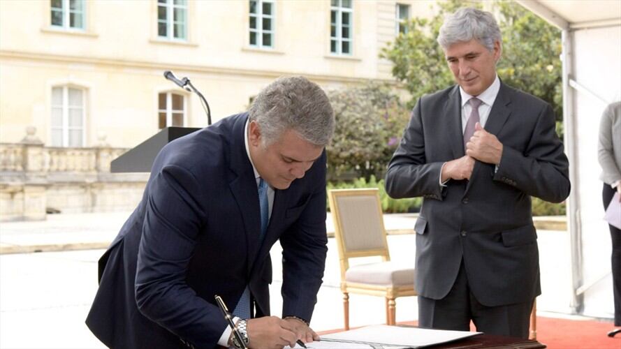 Centros comerciales y hoteles deberán contar con desfibriladores automáticos. Foto: Presidencia