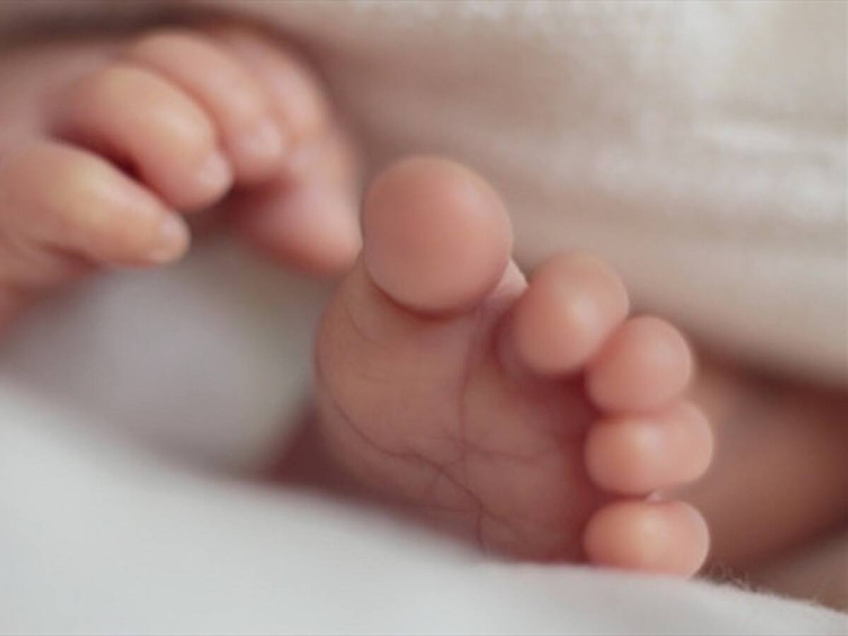 Mujer india dio a luz a un bebé mientras se suicidaba