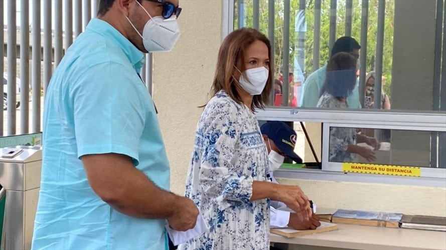 La exalcalde de Cartagena, Judith Pinedo Flórez se presentó este viernes voluntariamente a la URI de la Fiscalía. Foto: Cortesía (Proporcionada por Antonio Canchila)