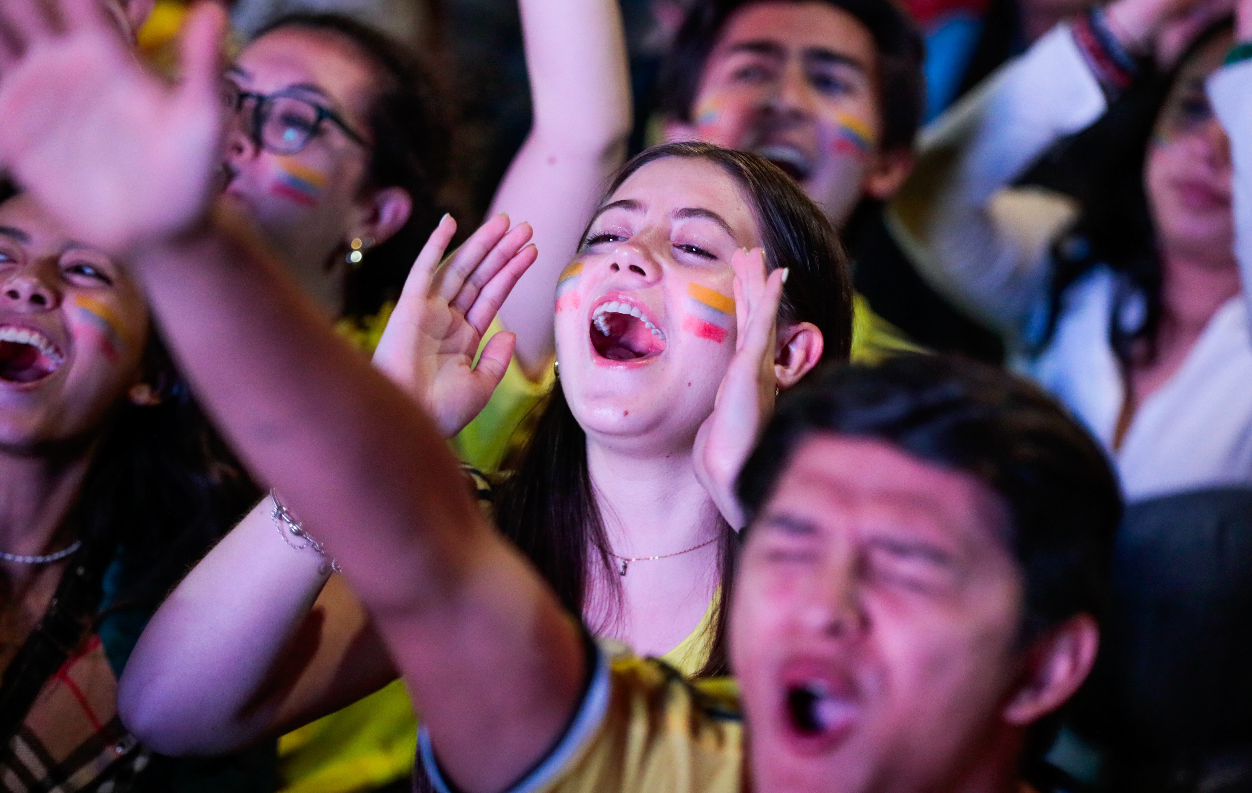 BOG400. BOGOTÁ (COLOMBIA), 10/07/2024.- Aficionados de la selección colombiana de fútbol animan durante la transmisión del partido ante Uruguay correspondiente a la semifinal de la Copa América 2024, este miércoles en el Parque de la 93 en Bogotá (Colombia). EFE/ Carlos Ortega